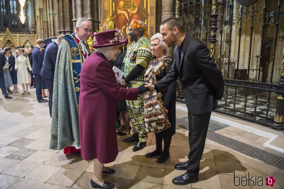 La Reina Isabel saluda a Liam Payne en el Día de la Commonwealth 2018