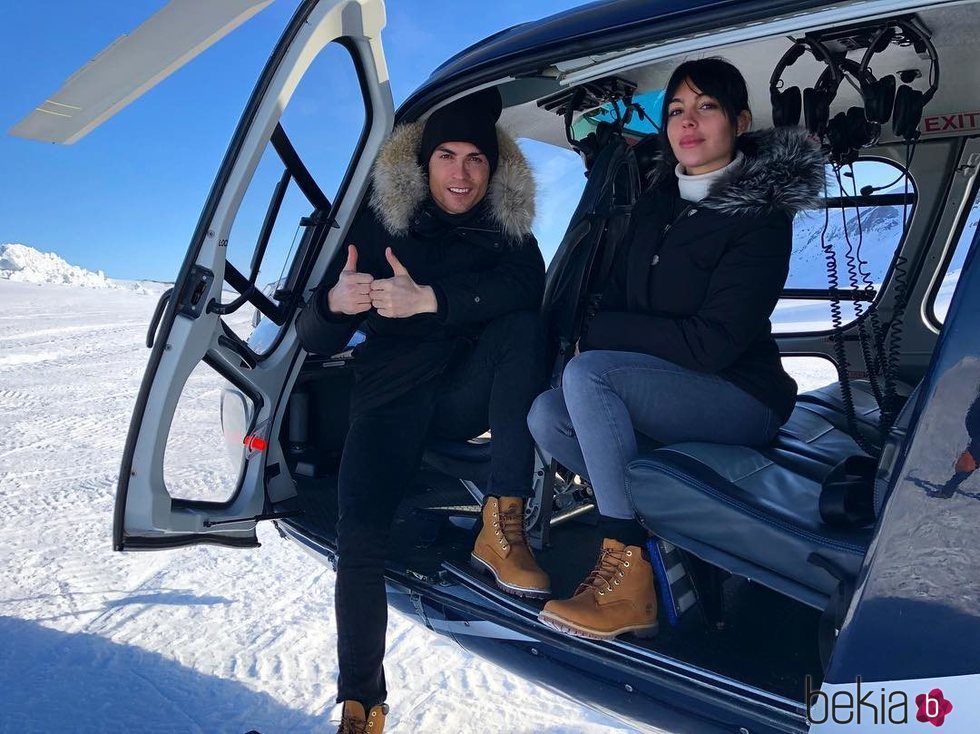 Cristiano Ronaldo y Georgina Rodríguez aterrizando en helicóptero en la nieve