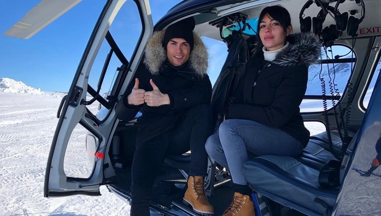 Cristiano Ronaldo y Georgina Rodríguez aterrizando en helicóptero en la nieve