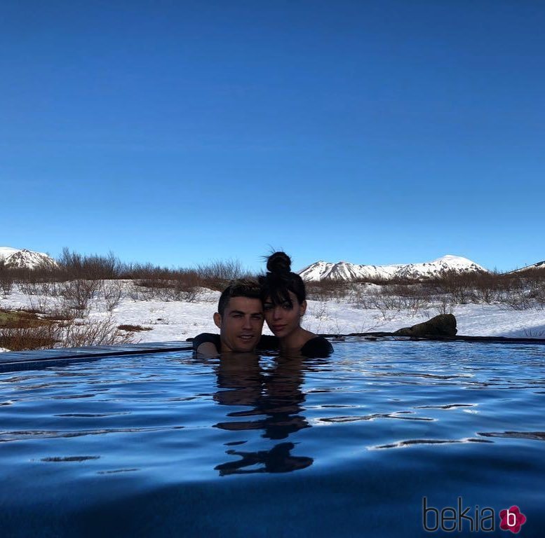 Cristiano Ronaldo y Georgina Rodríguez bañados en aguas termales en Islandia