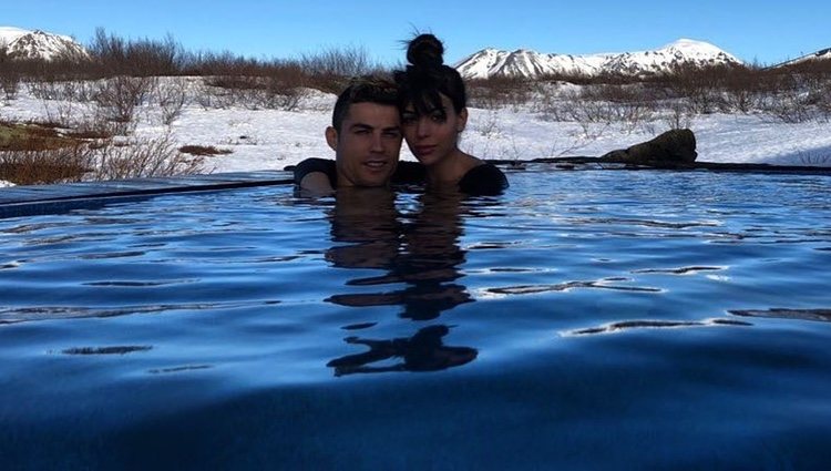 Cristiano Ronaldo y Georgina Rodríguez bañados en aguas termales en Islandia