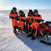 Cristiano Ronaldo y Georgina Rodríguez con unos amigos en Islandia