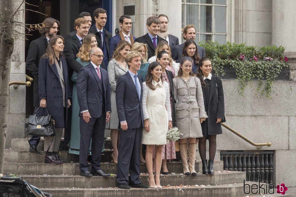 Christian de Hannover y Alessandra de Osma posan con sus invitados tras su boda civil