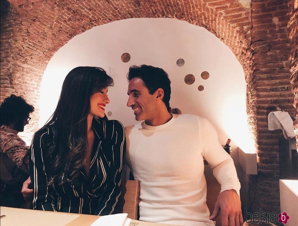 Adara Molinero y Hugo Martín durante una cena romántica