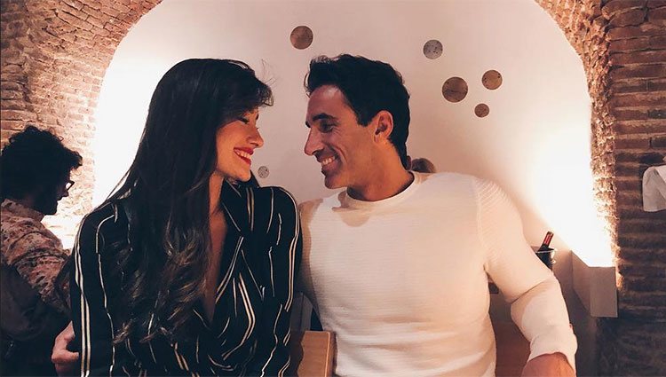 Adara Molinero y Hugo Martín durante una cena romántica