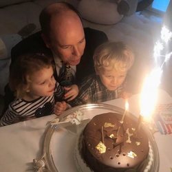 Alberto de Mónaco sopla las velas de la tarta de su 60 cumpleaños con sus hijos Jacques y Gabriella