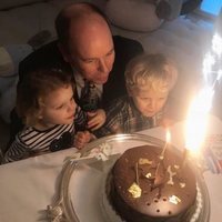 Alberto de Mónaco sopla las velas de la tarta de su 60 cumpleaños con sus hijos Jacques y Gabriella