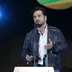 David Bustamante entregando un galardón en los Premios Cadena Dial 2018