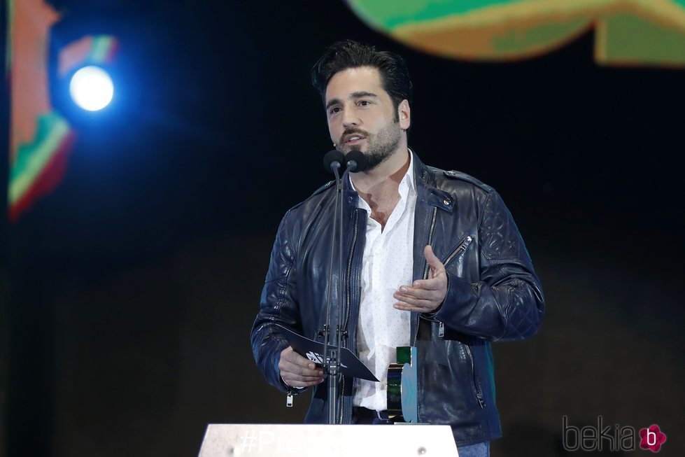 David Bustamante entregando un galardón en los Premios Cadena Dial 2018