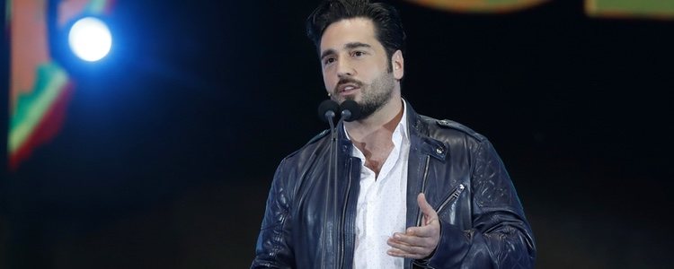 David Bustamante entregando un galardón en los Premios Cadena Dial 2018