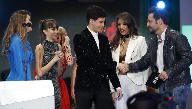 David Bustamante entregando un galardón a los concursantes de 'OT 2017' en los Premios Cadena Dial 2018