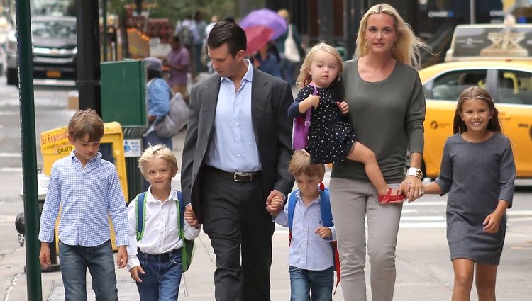 Donald Trump Jr. junto a su mujer Vanessa y sus cinco hijos