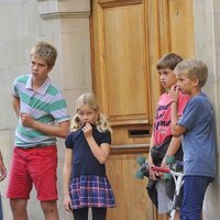 Juan, Irene, Pablo y Miguel Urdangarin en la puerta de su casa de Ginebra