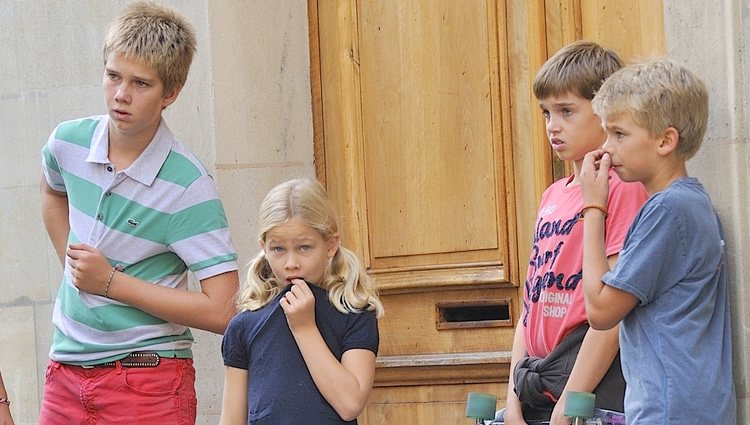 Juan, Irene, Pablo y Miguel Urdangarin en la puerta de su casa de Ginebra