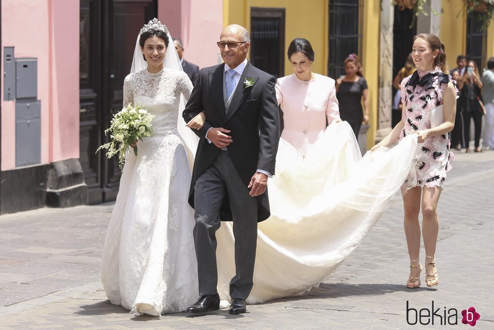 Alessandra de Osma llega a la iglesia del brazo de su padre