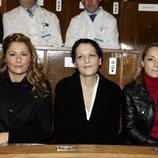 Laura y Sonsoles Suárez Illana junto a Isabel Flores en la Fundación Jiménez Díaz en 2015