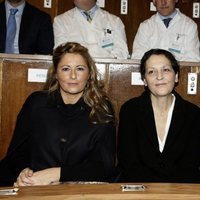 Laura y Sonsoles Suárez Illana junto a Isabel Flores en la Fundación Jiménez Díaz en 2015