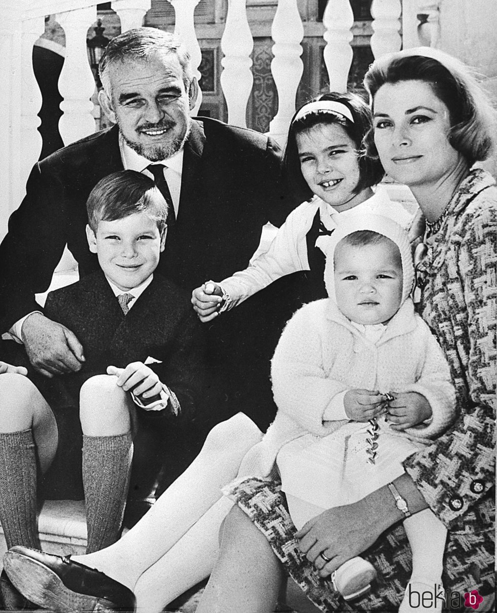 Rainiero de Mónaco y Grace Kelly con sus hijos Alberto, Carolina y Estefanía cuando eran pequeños