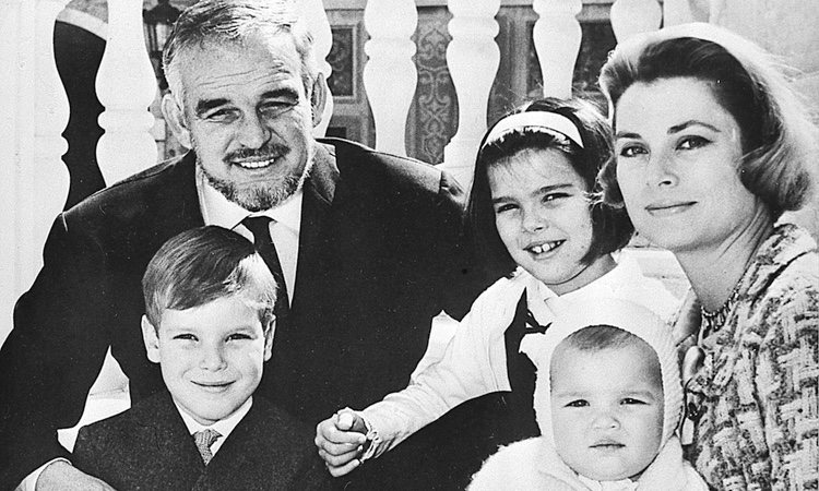 Rainiero de Mónaco y Grace Kelly con sus hijos Alberto, Carolina y Estefanía cuando eran pequeños