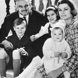 Rainiero de MÃ³naco y Grace Kelly con sus hijos Alberto, Carolina y EstefanÃ­a cuando eran pequeÃ±os