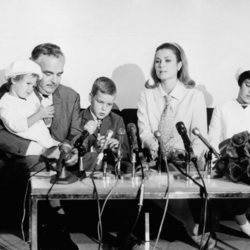 Rainiero de MÃ³naco y Grace Kelly con sus hijos Carolina, Alberto y EstefanÃ­a en una conferencia de prensa