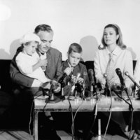 Rainiero de Mónaco y Grace Kelly con sus hijos Carolina, Alberto y Estefanía en una conferencia de prensa