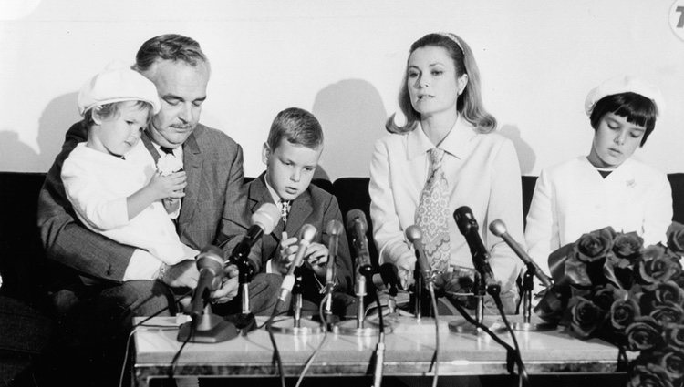 Rainiero de Mónaco y Grace Kelly con sus hijos Carolina, Alberto y Estefanía en una conferencia de prensa