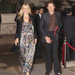 Kate Moss y su novio, Nikolai von Bismarck en el cocktail posterior a la boda de Christian y Sassa de Hannover