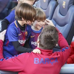 Gerard Piqué salundado a sus hijos Milan y Sasha en la grada