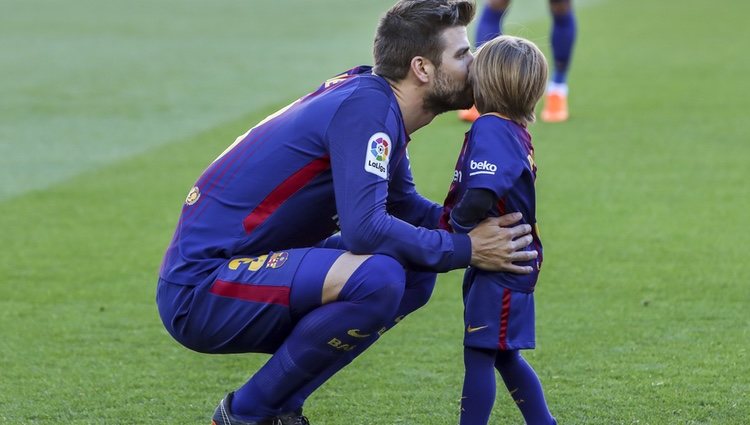 Gerard Piqué dando un beso a su hijo Sasha en el campo de fútbol