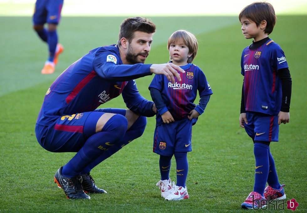 Gerard Piqué con Milan y Sasha en el terreno de juego