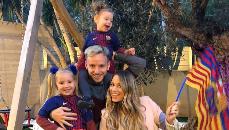 Ivan Rakitic con su mujer, Raquel Mauri, y sus dos hijas