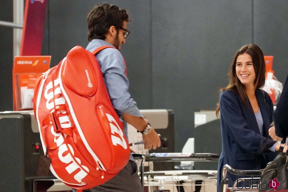 Feliciano López y Sandra Gago en el aeropuerto