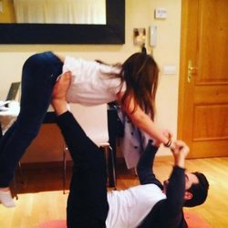 David Bustamante jugando a las acrobacias con su hija Daniella