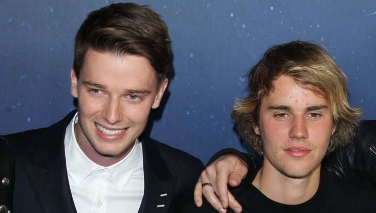 Justin Bieber junto a Patrick Schwarzenegger en el estreno de 'Midnight sun'