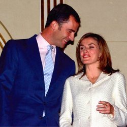 Los Reyes Felipe y Letizia tras el anuncio de su compromiso en 2003