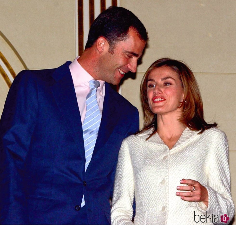 Los Reyes Felipe y Letizia tras el anuncio de su compromiso en 2003