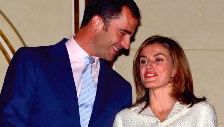 Los Reyes Felipe y Letizia tras el anuncio de su compromiso en 2003