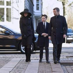 Federico y Mary de Dinamarca con su hijo Christian en el funeral de Juliane Meulengracht Bang