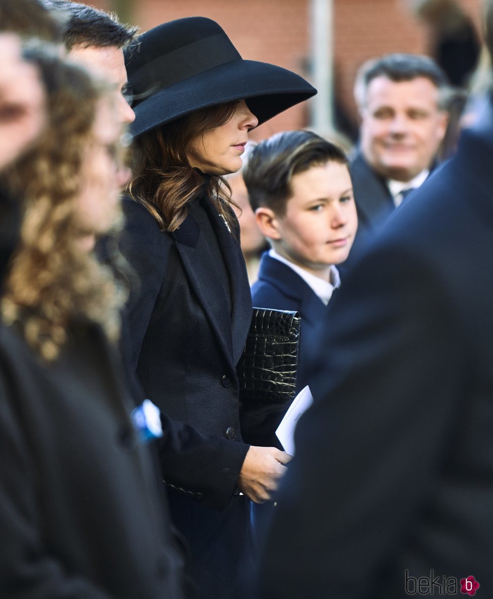 Mary de Dinamarca con su hijo Christian en el funeral de Juliane Meulengracht Bang