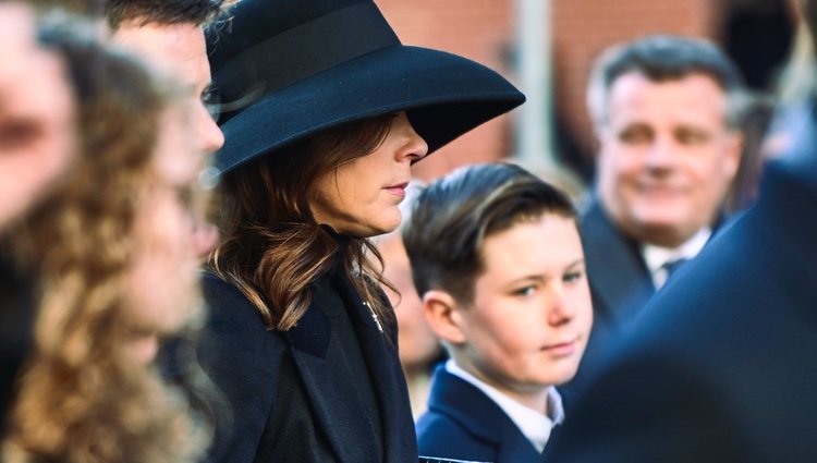 Mary de Dinamarca con su hijo Christian en el funeral de Juliane Meulengracht Bang