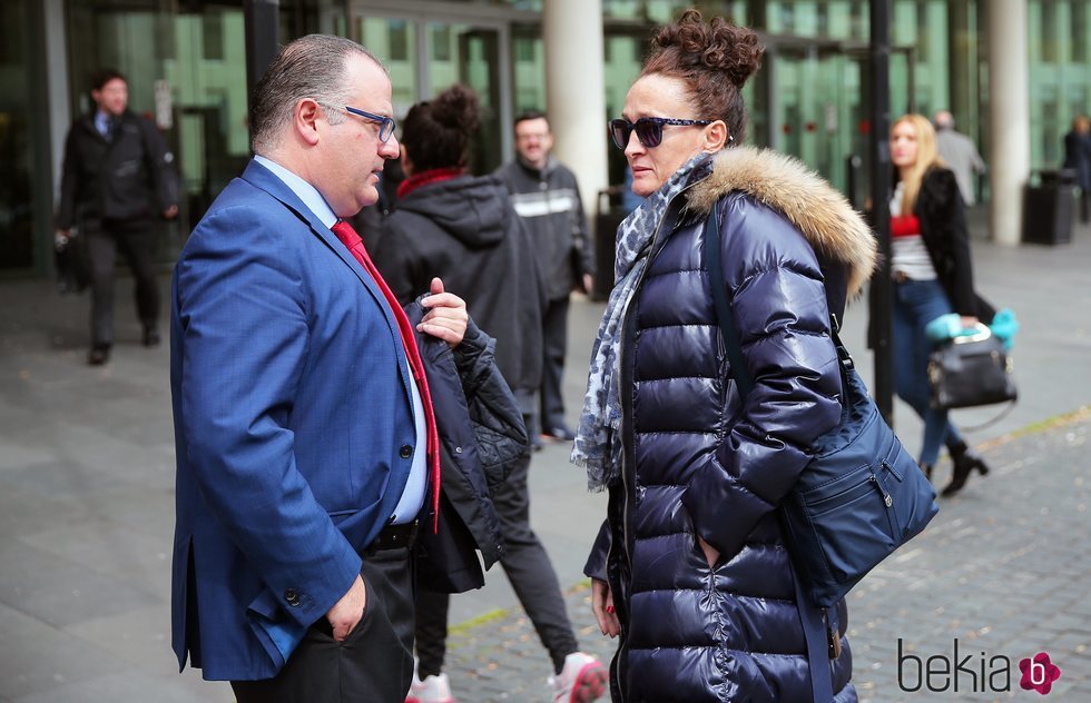 Dulce Delapiedra hablando con el abogado de Julián Muñoz tras el juicio