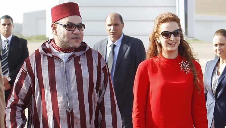 Mohamed VI y Lalla Salma de Marruecos en el aeropuerto de Rabat