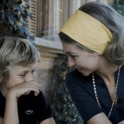 La Reina Sofía bromea con el Rey Felipe cuando era niño