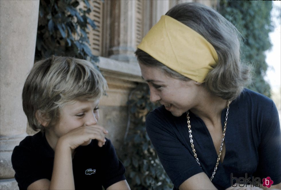 La Reina Sofía bromea con el Rey Felipe cuando era niño