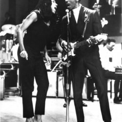 Tina Turner e Iker Turner durante un concierto en 1966