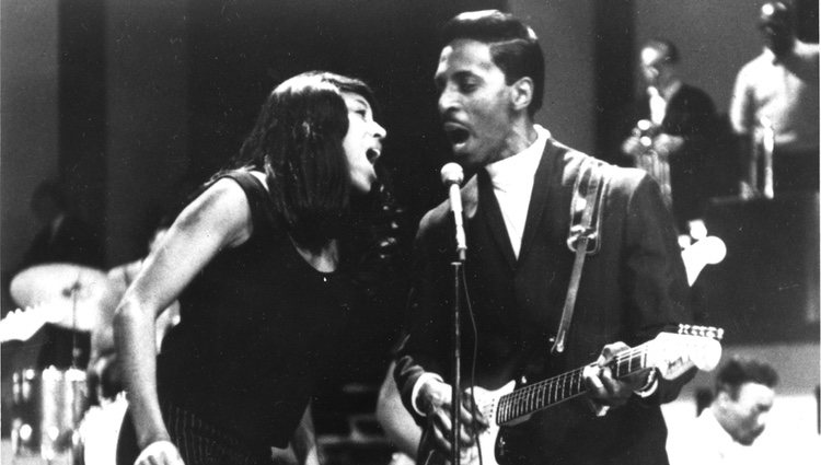 Tina Turner e Iker Turner durante un concierto en 1966