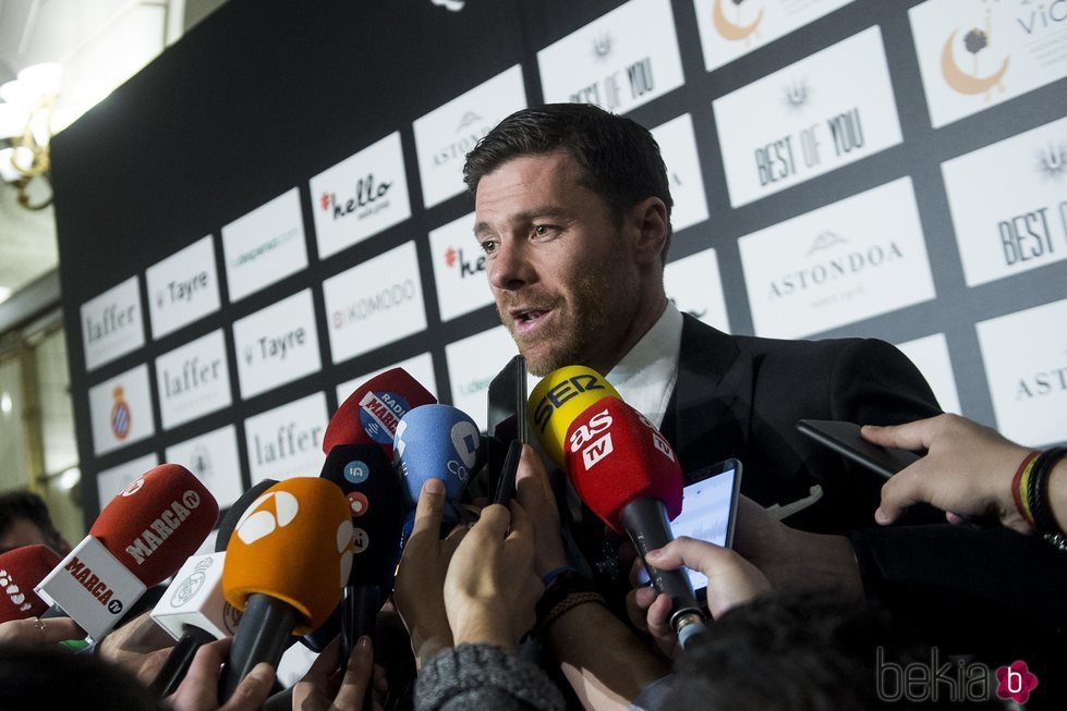 Xabi Alonso hablando con la prensa después de que la Fiscalía pida 5 años de cárcel para él