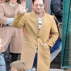 David Bustamante saludando a la prensa a la salida del colegio de su hija