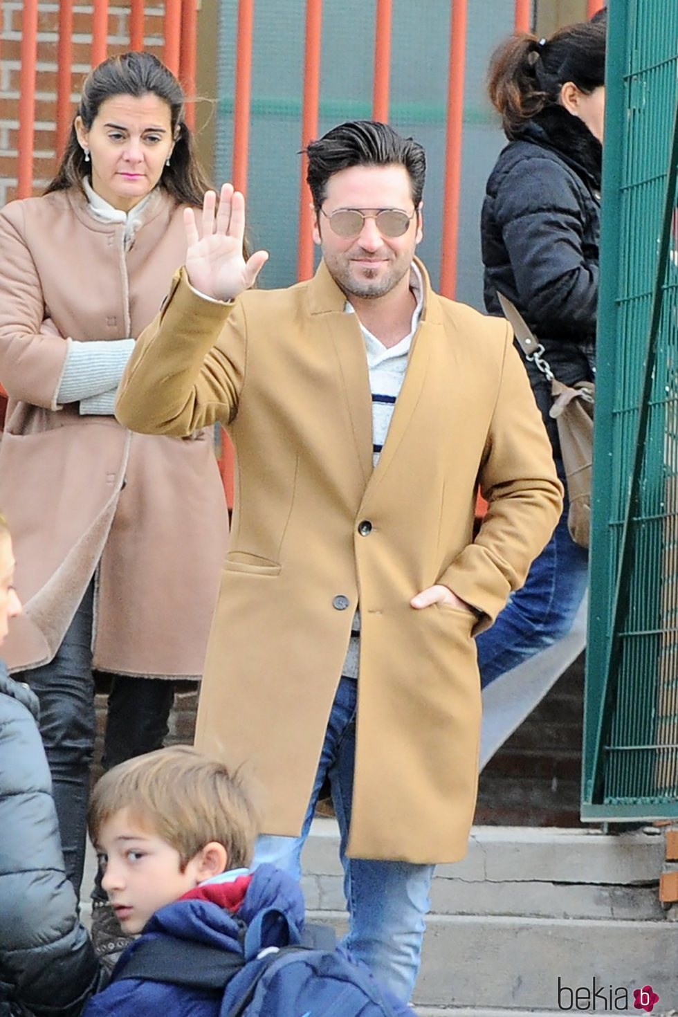 David Bustamante saludando a la prensa a la salida del colegio de su hija